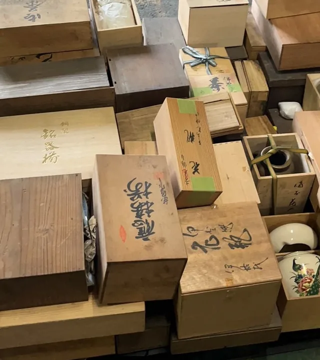 文字が書かれた木箱や紙箱が並ぶ様子