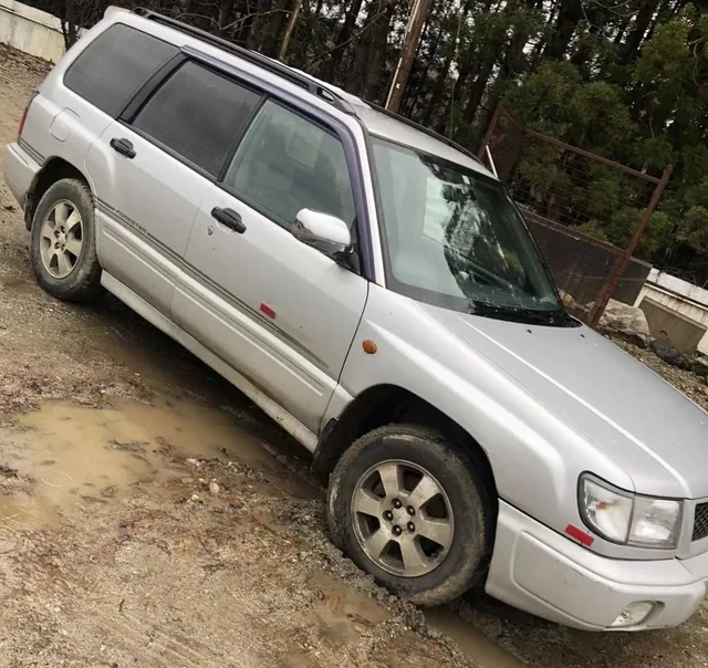 銀色の自動車を斜め前から見た写真