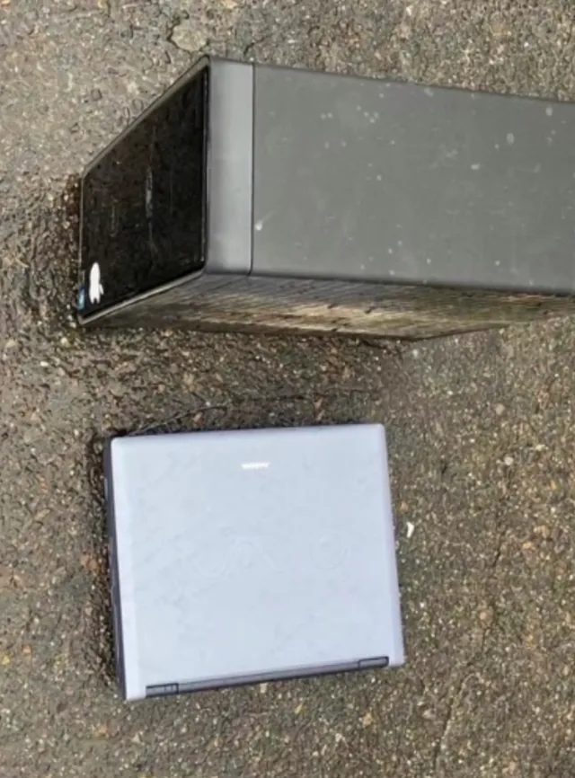 黒いパソコン本体と銀色のノートパソコン