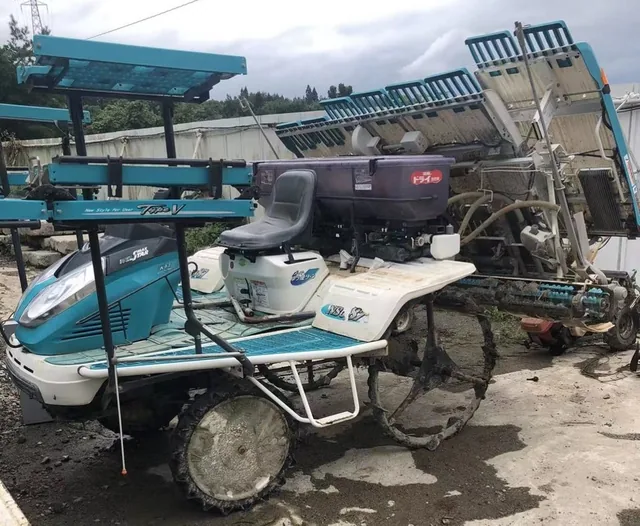 屋外に並べられた複数の農機具
