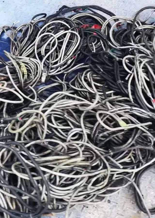被覆のあるさまざまな電線が積まれている様子